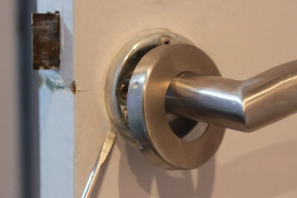 Comment installer une poignée de porte ? - Blog de conseils