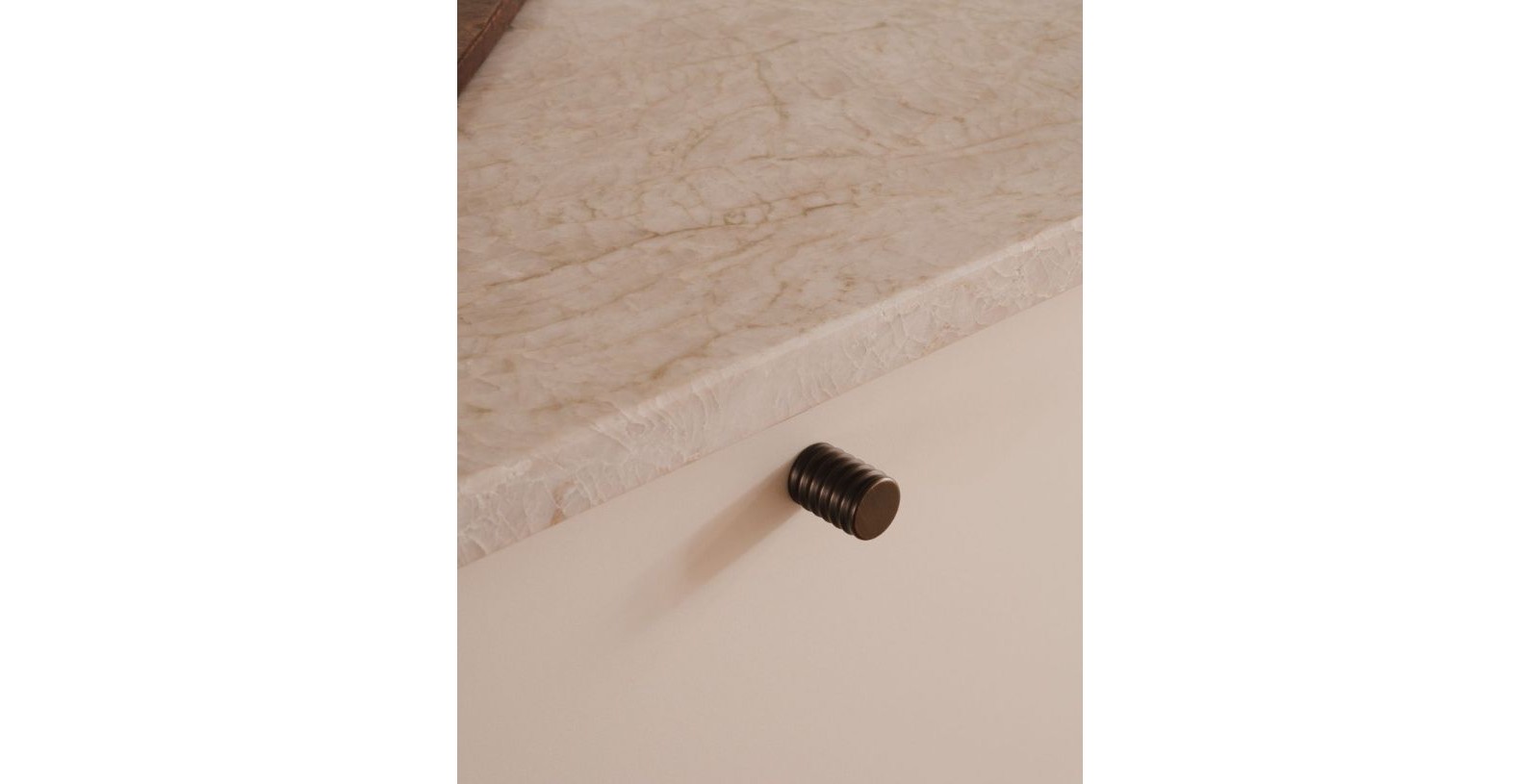 Comparaison décorative entre une poignée de porte ronde et une poignée carrée