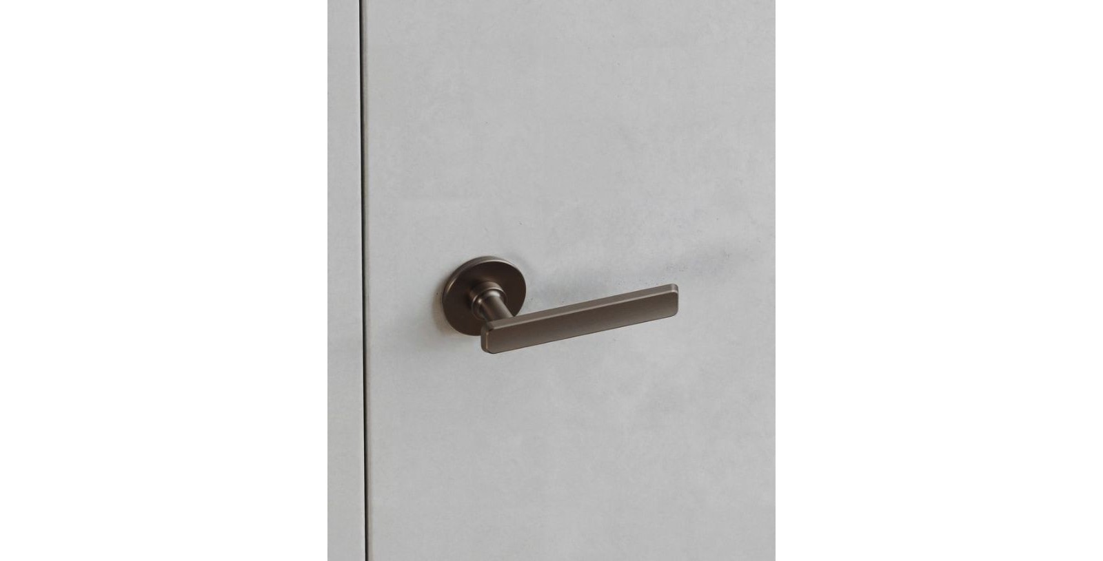 Poignée de porte décorative intégrée dans un intérieur contemporain
